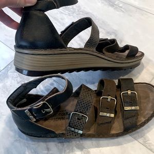 Naot brand brown buckle sandals (40)